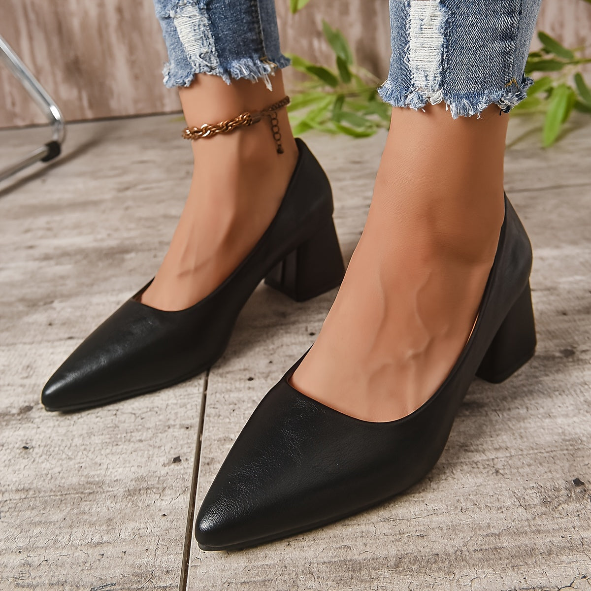 Ayollar uchun to‘g‘ri burchakli va qalin o‘rta poshnali, ofis ishlariga mos rangli pumpalar.