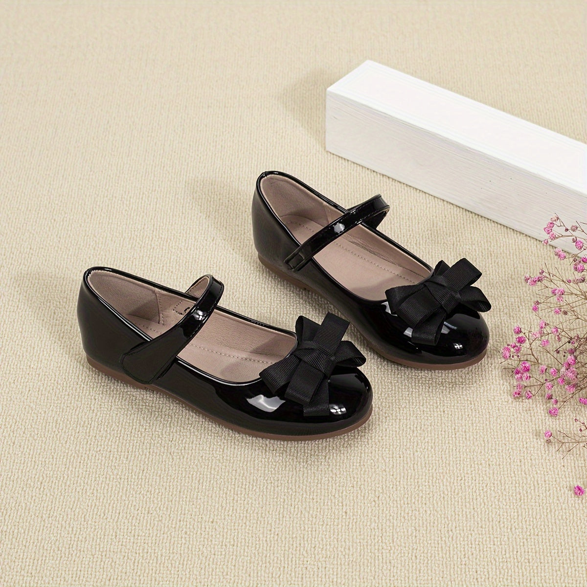 Qizlar uchun bog'ichli yumshoq tekis poyabzal, norasmiy yoki rasmiy tadbirlar uchun mukammal.