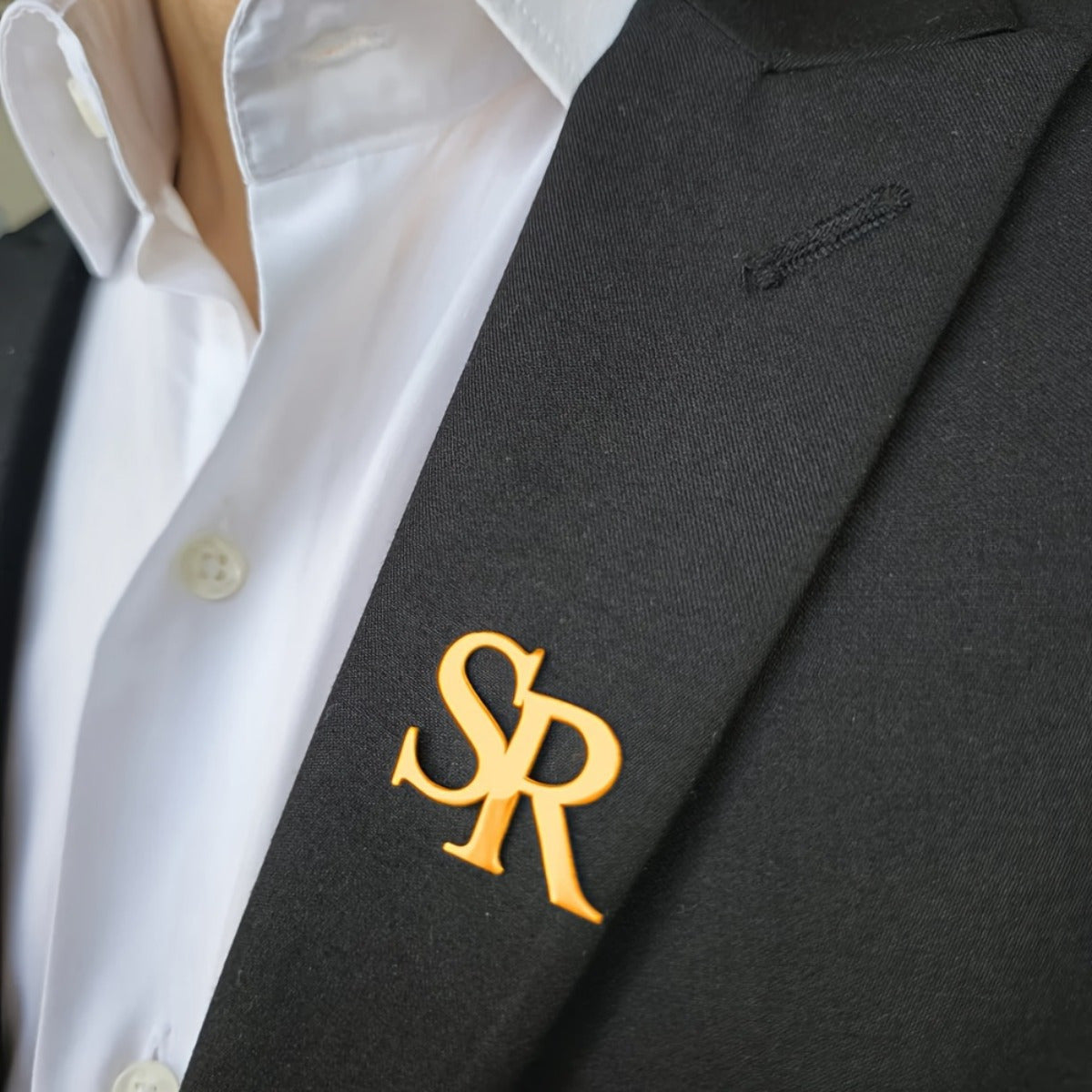 Maxsus tayyorlangan zanglamas po'latdan broshka, 18K oltin qoplama, klassik retro uslubi, har kuni kiyish va maxsus tadbirlar uchun mukammal.