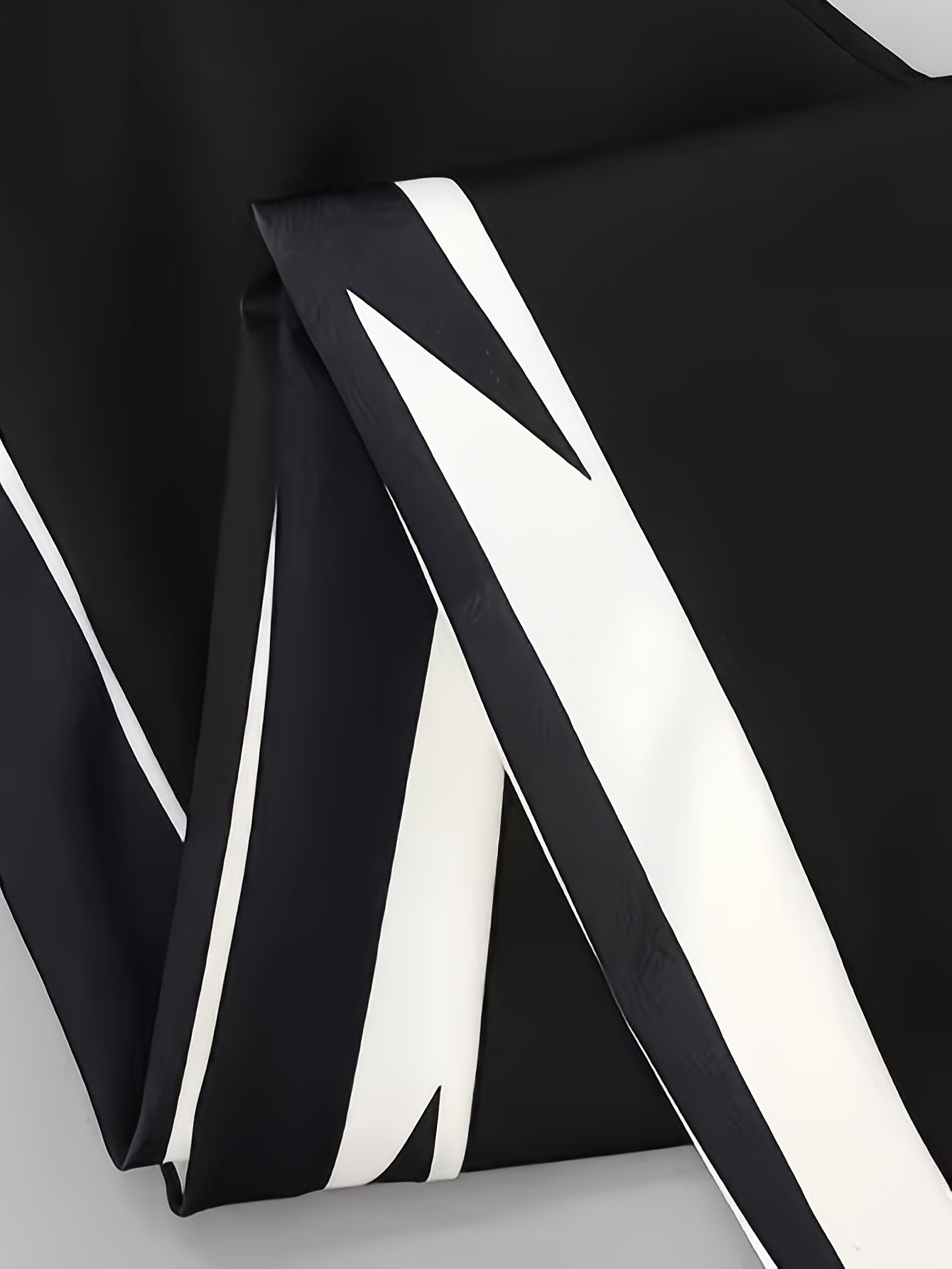 Men's Lightweight Stretch Joggers with Contrasting Side Panels and Elastic Waistband for Spring Fall Sports and Casual Wear