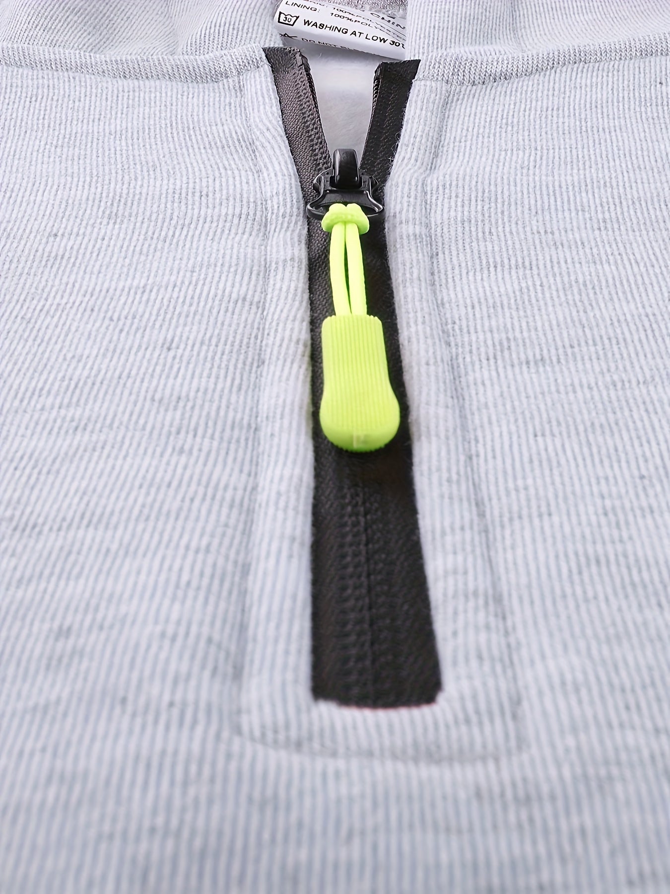 2 dona Erkaklar uchun Tasodifiy Sport Kiyimlar To'plami, kapuchonli pullover va jorjlar bilan, bir xil rangda, ozgina cho'ziladigan, yengil va cho'ntaklari bor. Tog'da yurish, yugurish va sport faoliyatlari uchun mos.