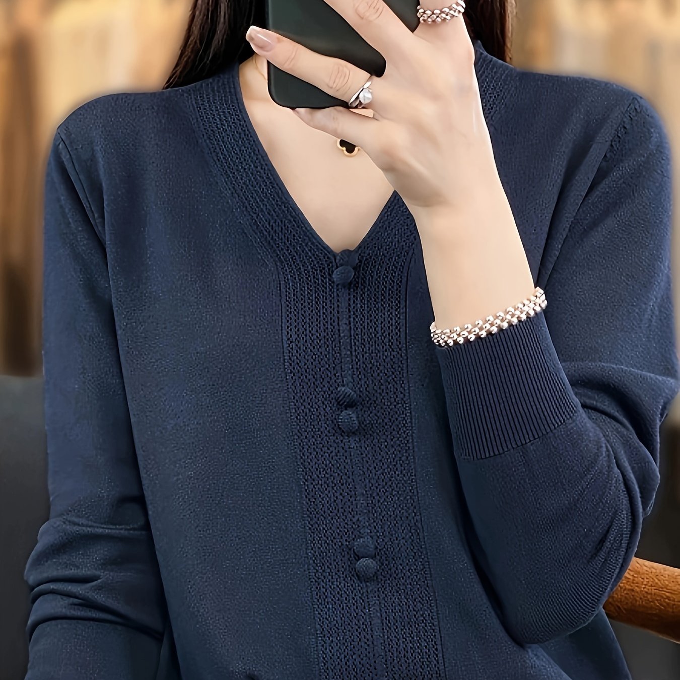 Katta V-shaklidagi sviter tugmachalar bilan