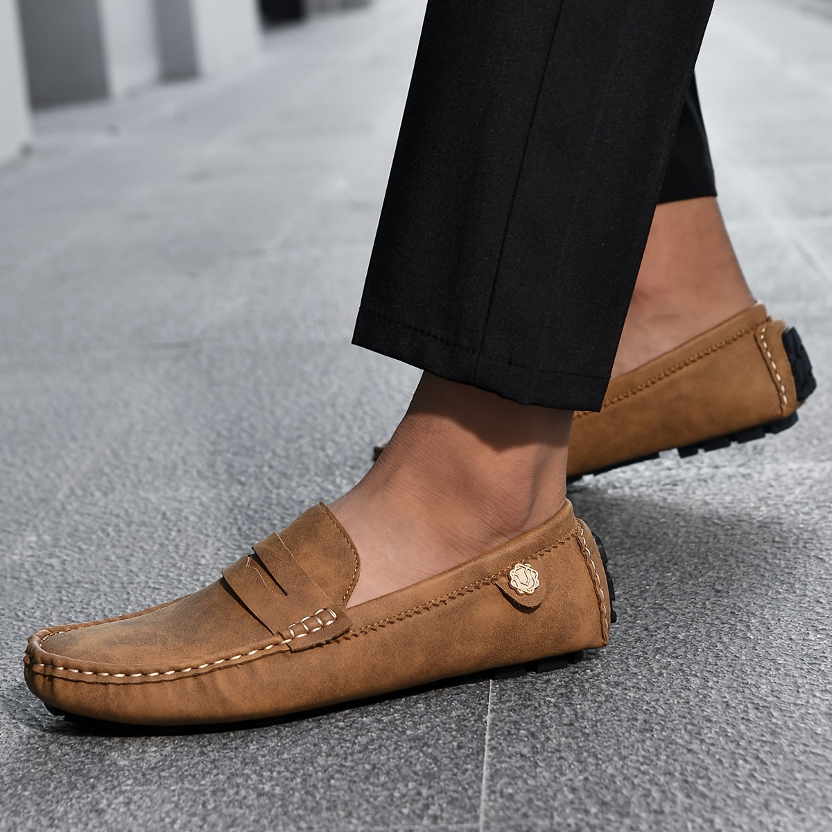 Erkaklar uchun zamonaviy slip-on loafers, barcha mavsumlar uchun mustahkam, sirpanmaydigan kauchuk taglik bilan.