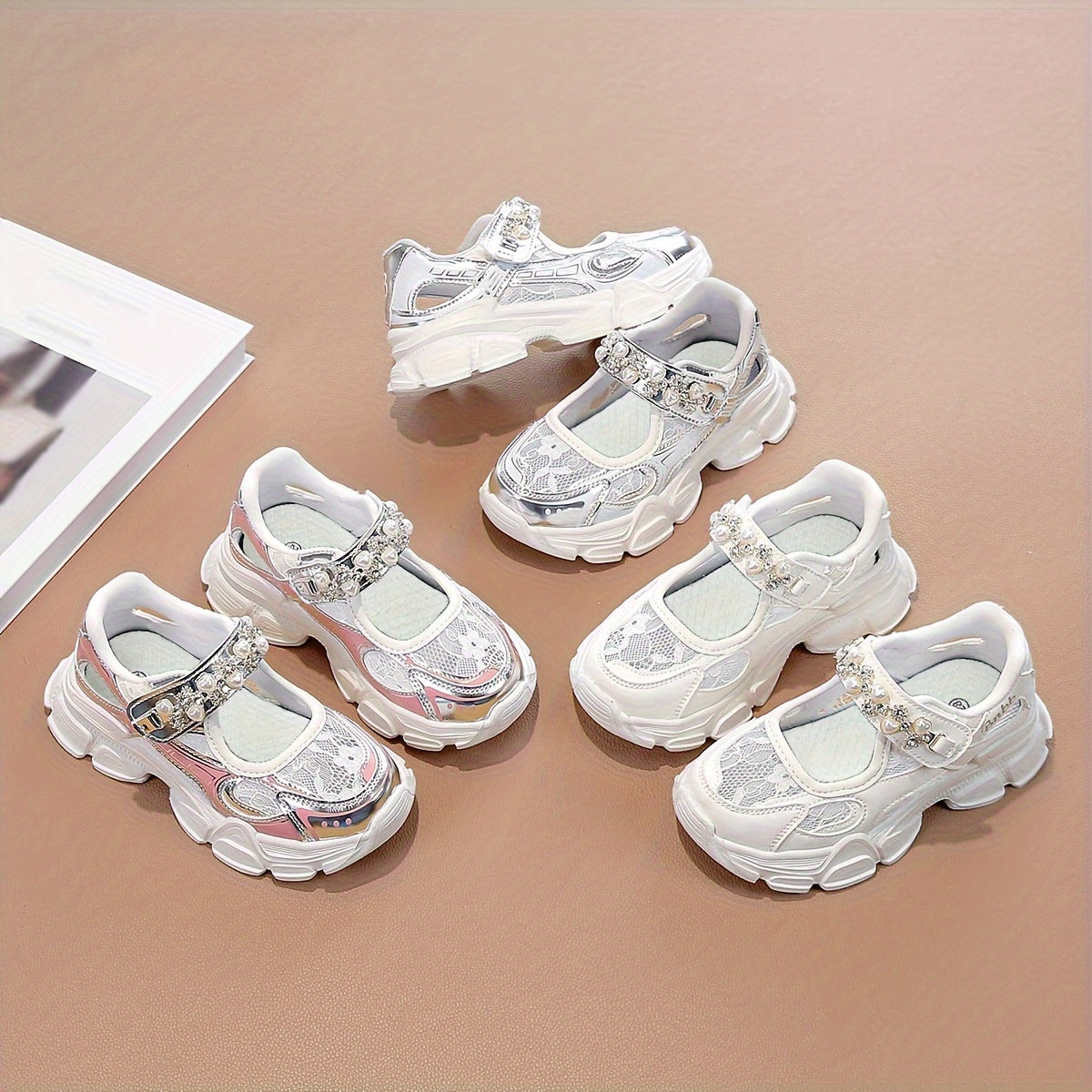 "Девочковые туфли лета 2024 года имеют дышащую толстую подошву и однослойный сетчатый дизайн."