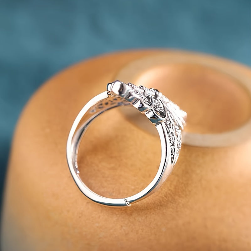 Haqiqatanan noyob sovg'a, bu 6.8 grammli retro bo'sh yurak shaklidagi uzuk 925 kumushdan yasalgan bo'lib, qora zirkoniya bilan o'ziga xos oval to'rt qopqoqli joylashuvga ega. Nozik zargarlikni qadrlaydigan ayollar va erkaklar uchun mukammal.