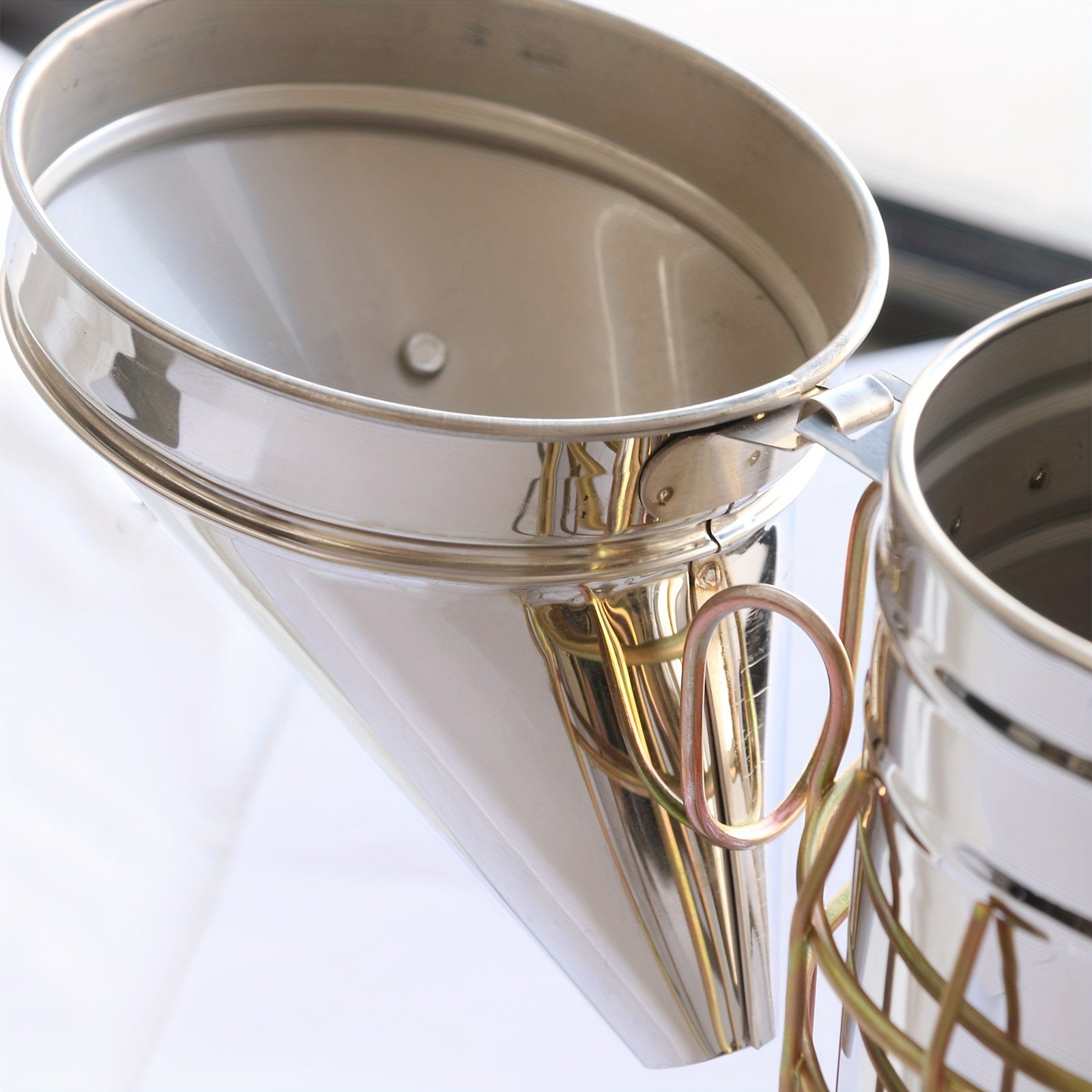 Zinapoyali arıxona tutun chiqaruvchi, arıchilik uchun issiqlik himoyasi bilan.