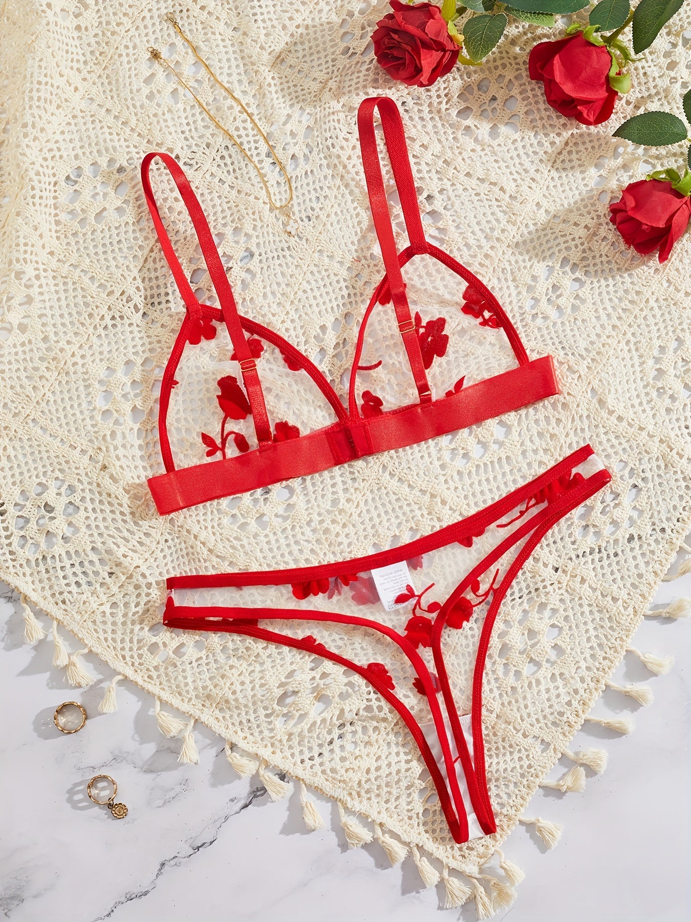 Ayollar uchun shaffof ichki kiyim to'plami.