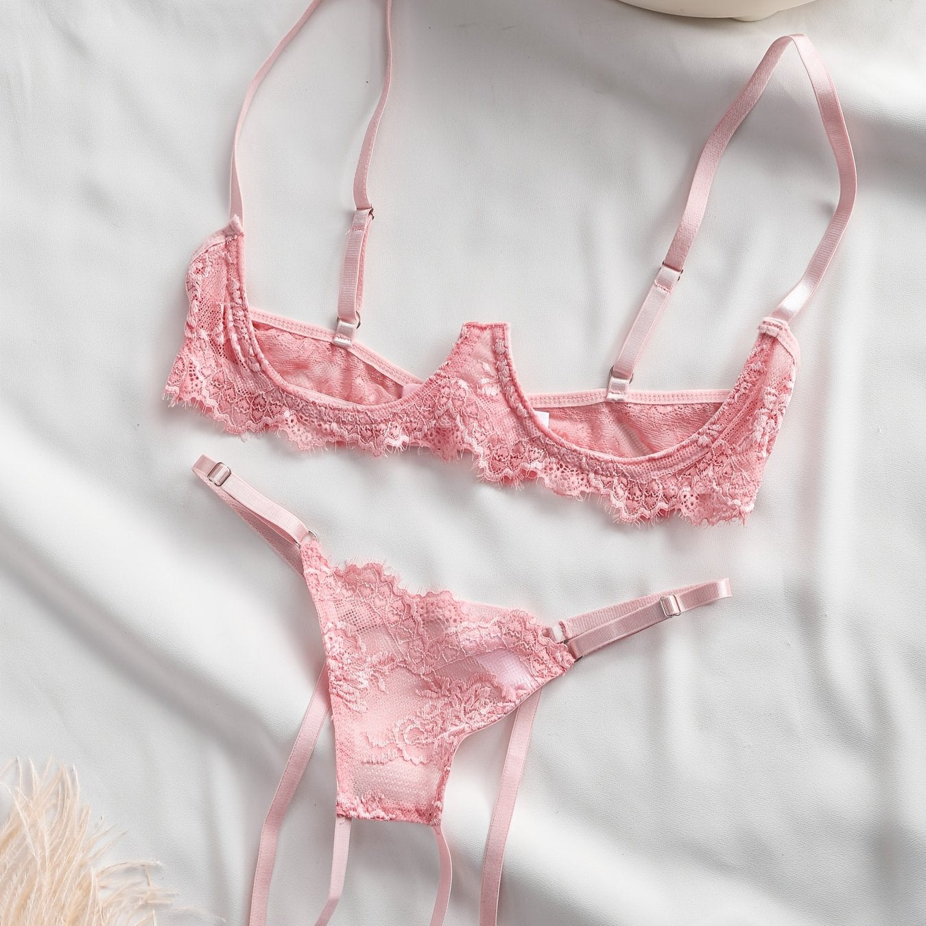 Gul dizayni, nozik kamarlar va orqa qismi ochiq kesimga ega bo'lgan ayollar uchun dantel ichki kiyim to'plami.