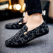Mocasines slip-on de malla para hombre con patrón geométrico en negro y blanco para uso en exteriores
