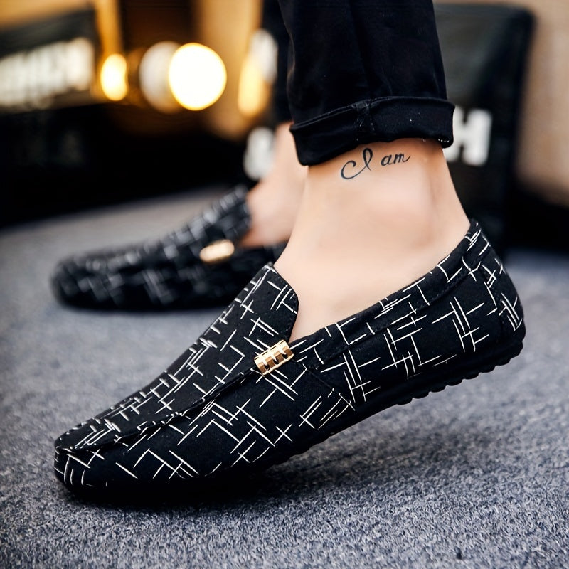 Mocasines slip-on de malla para hombre con patrón geométrico en negro y blanco para uso en exteriores