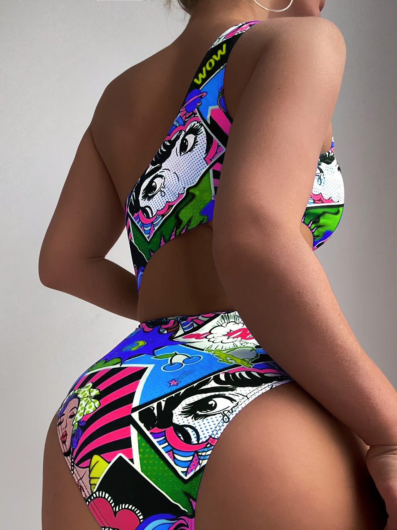 Yevropa va Amerika ayollari uchun portret naqshlari va bitta yelka dizayni bilan tankini suzish kiyimlari.