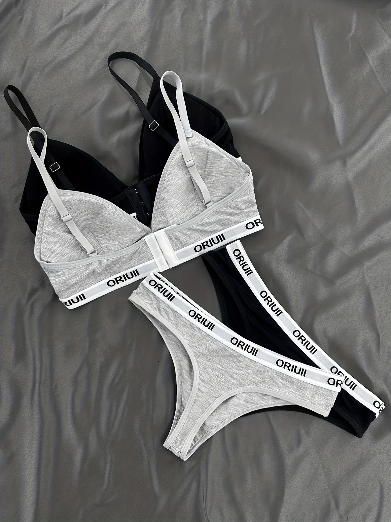 Ikki sport ko'ylagi, brass, va thonglar.