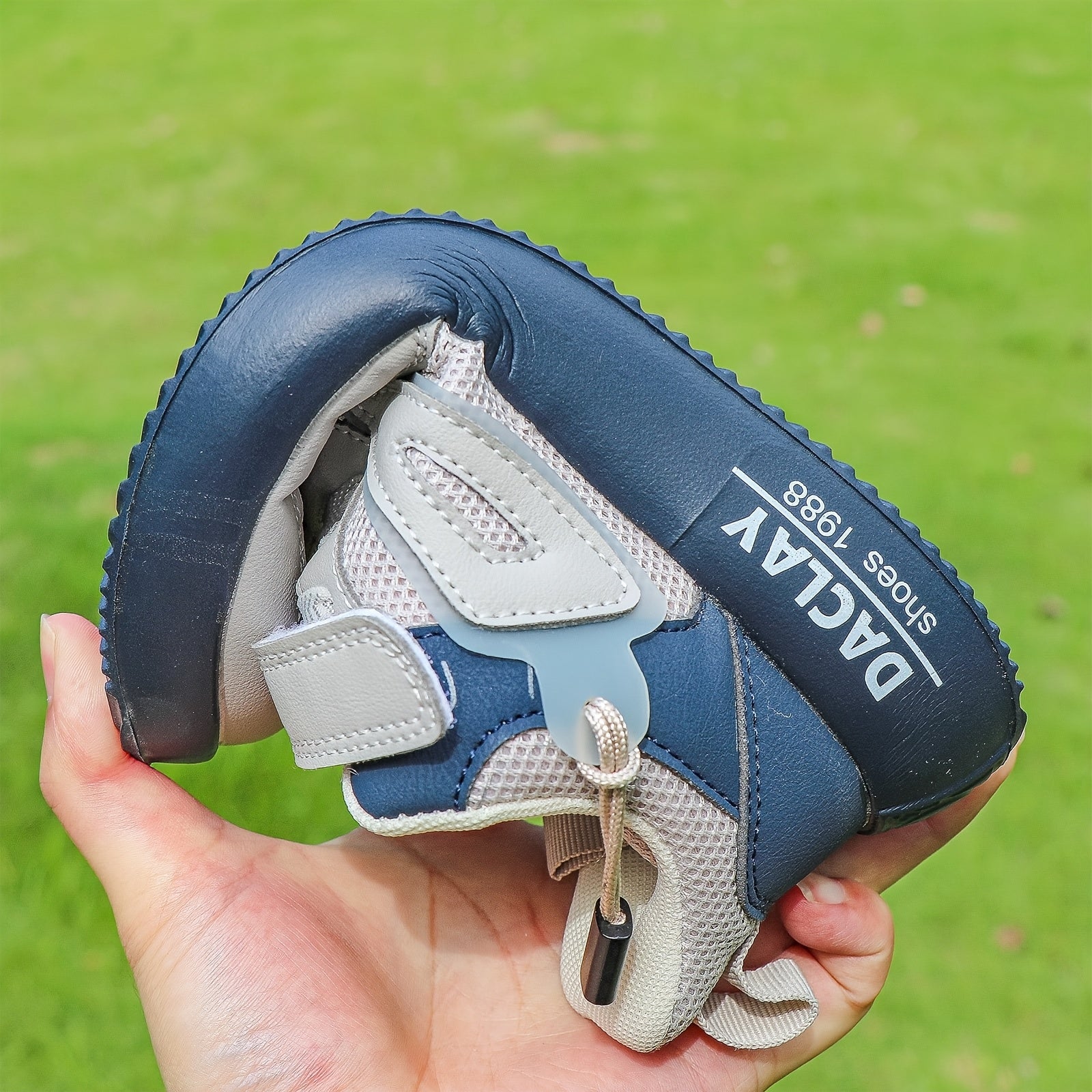 Vintage uslubidagi bolalar uchun sport basketbol poyabzallari, sozlanadigan tasmalari, engil dizayni, PU yuqori qismi, mato ichki qismi, EVA tagligi va dumaloq barmoq - tasodifiy yugurish uchun mukammal.