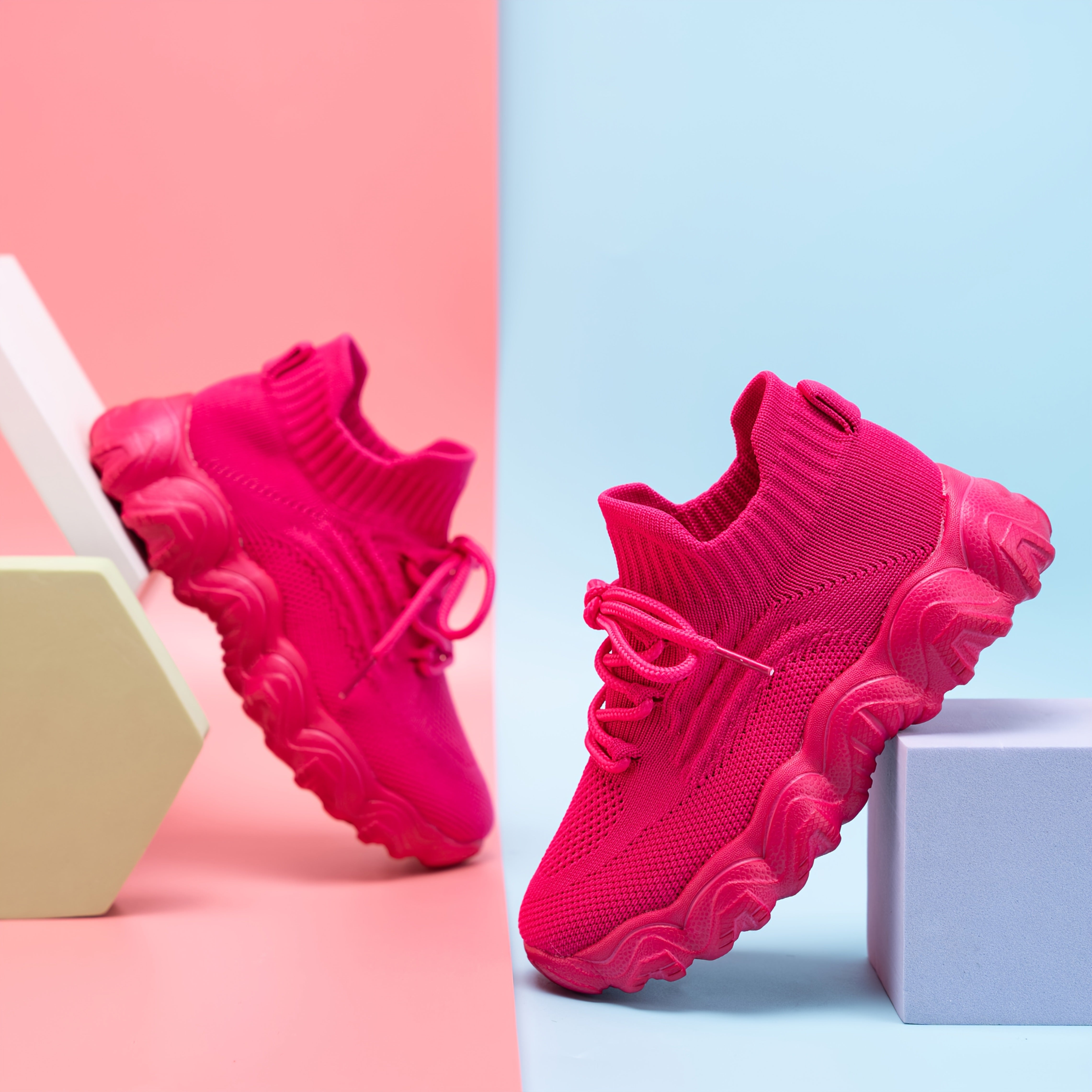 Qizlar uchun nafas oladigan to'qilgan tarmoq krossovkalari, turli ranglarda, ochiq havoda o'ynash va tasodifiy kiyimlar uchun mukammal. Sirpanmaydigan EVA taglik, engil dizayn.