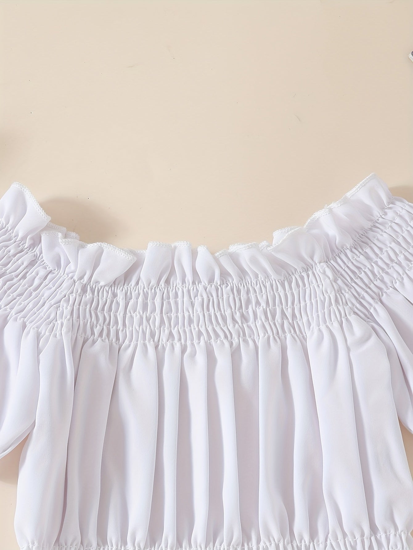 Девчачий комплект из двух предметов: джинсовая блузка с открытыми плечами и шорты для летних повседневных мероприятий