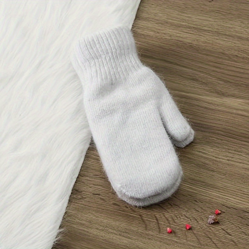 Iliq va yumshoq to'qilgan qo'lqoplar oddiy bir rangli dizaynga ega, kuz va qish uchun nafis va ko'p maqsadli. Ushbu qo'lqoplar qo'shimcha issiqlik va sovuqdan himoya qilish uchun yumshoq velur bilan astarlangan, erkaklar va ayollar uchun mos keladi.