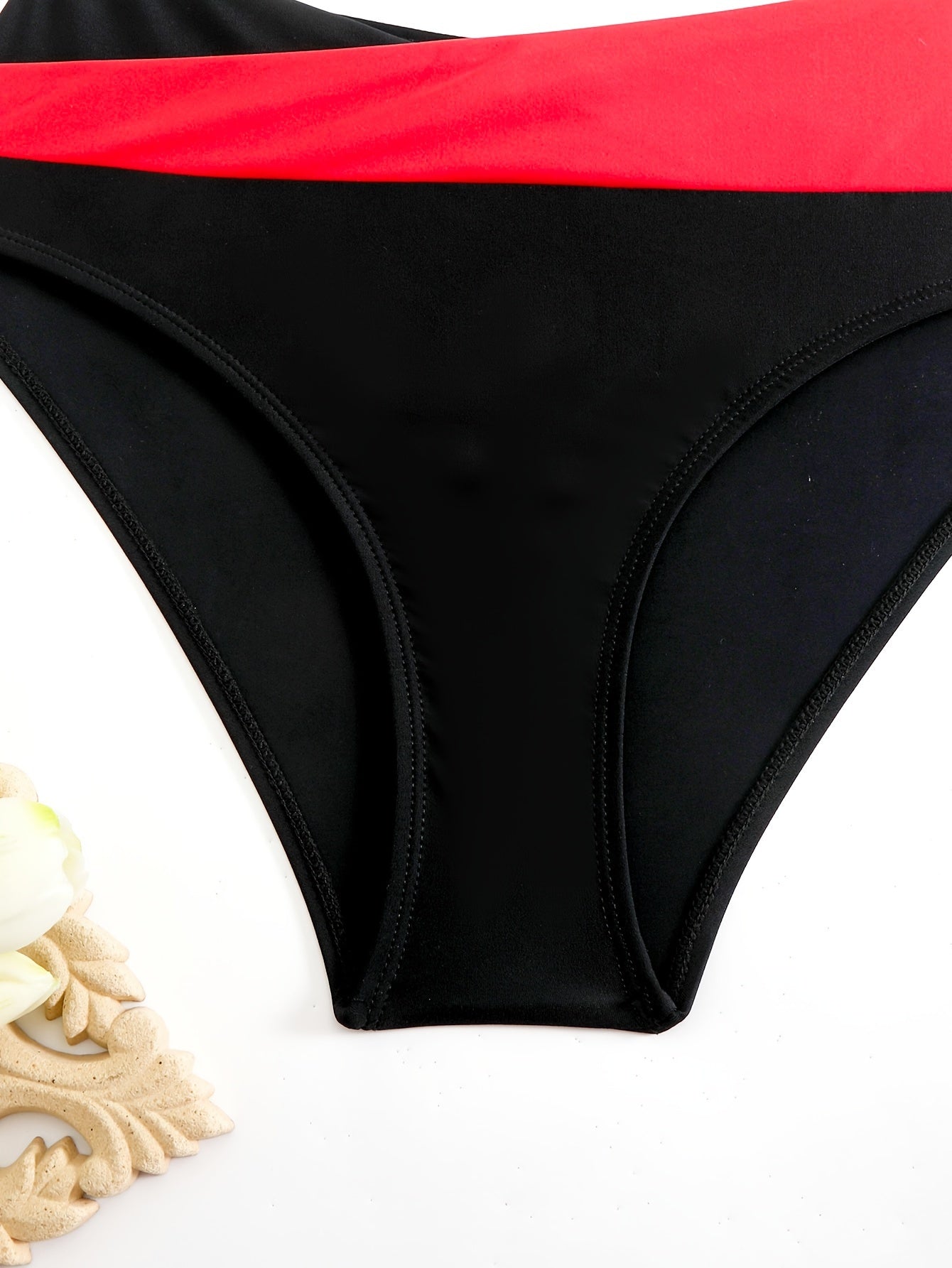 Ayollar uchun ikki qismli bikini suzish kiyimi, bir rangli va jozibali parchalar dizayni bilan, ko'p rangli naqsh va bo'yin bog'ichi bilan.