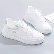 Стильные белые кроссовки с зелеными акцентами для повседневной носки, легкие и дышащие.