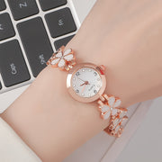 Reloj de cuarzo para mujer con detalles de rhinestone y banda de aleación de zinc con patrón de flor de ciruelo