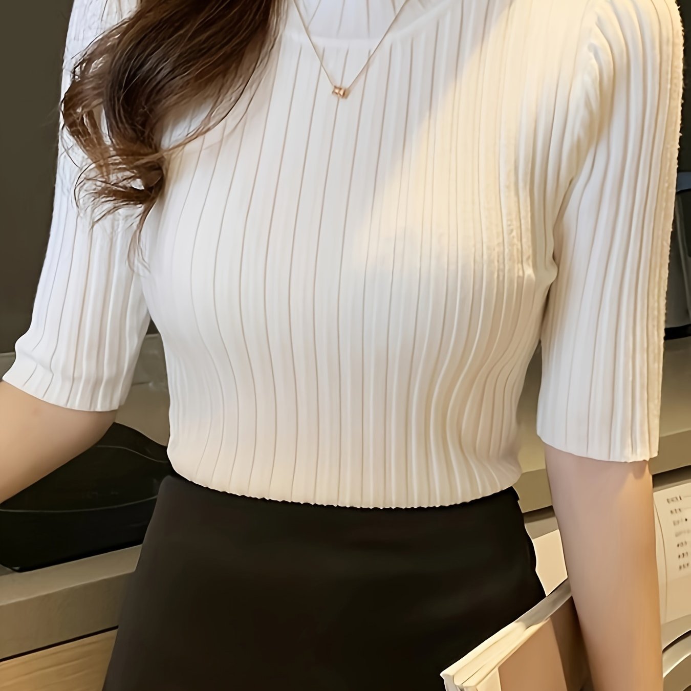 Camiseta de poliéster de punto de canalé con dobladillo plisado, cuello redondo, manga corta, ajuste ajustado