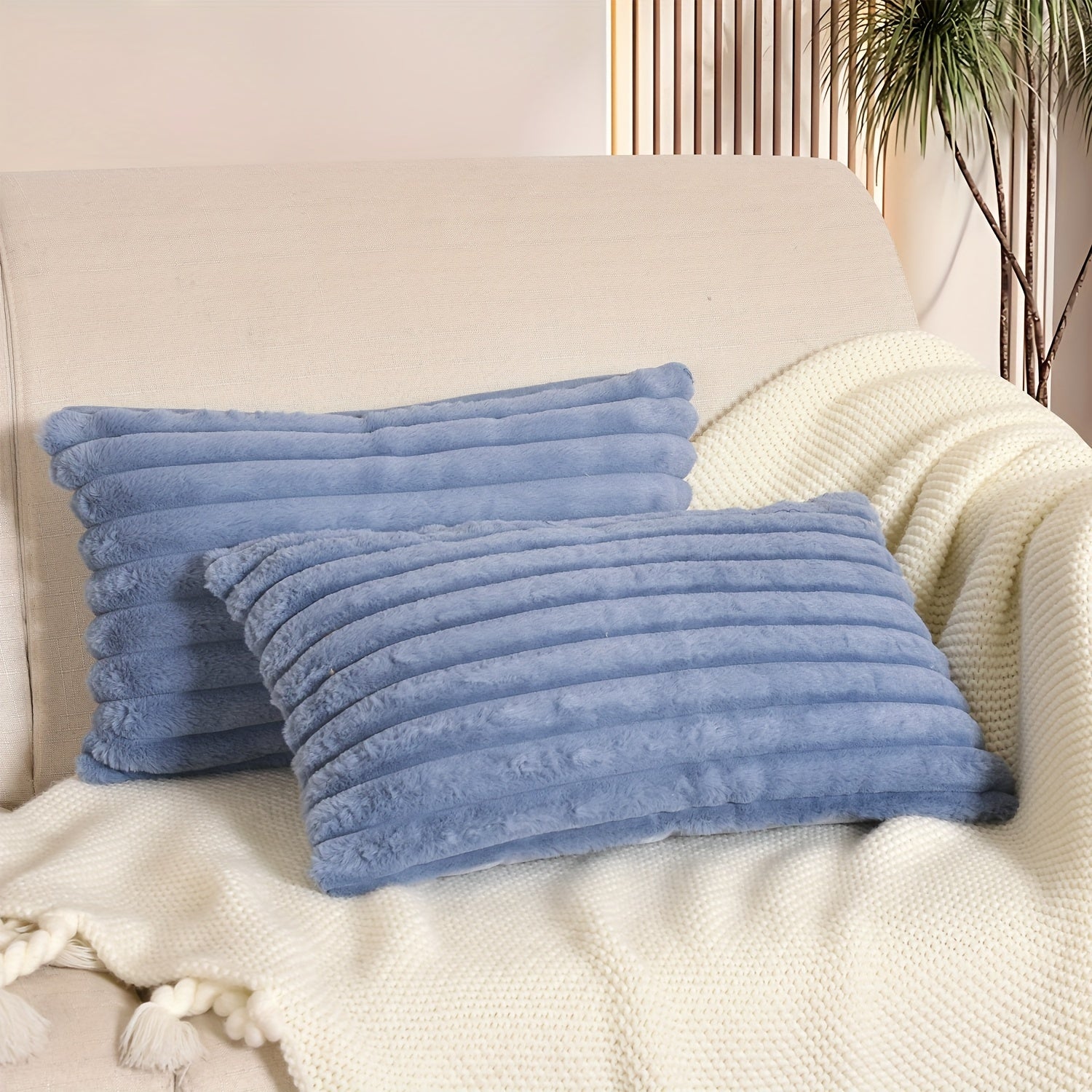 Пара чехлов для подушек из искусственной шерсти в стиле бохо шик с застежкой-молнией, идеальных для декора дивана и спальни.