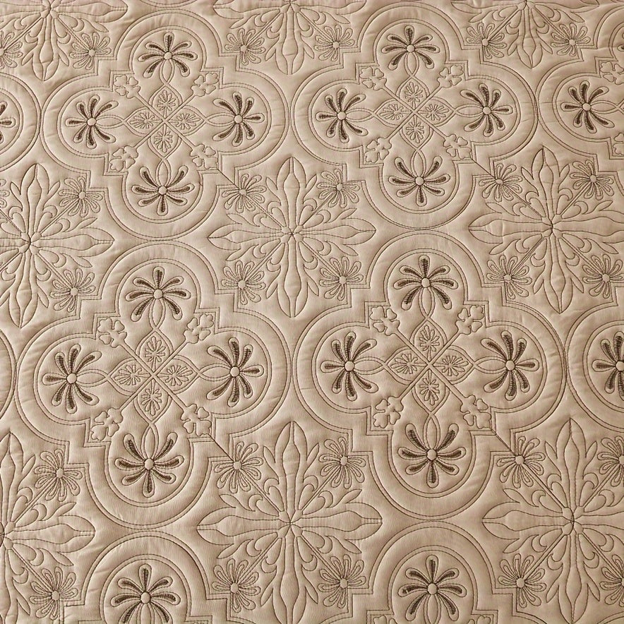 Мягкий и дышащий комплект из 3 предметов с цветочным узором для декора спальни или общежития, включая 1 покрывало и 2 наволочки (наполнитель не включен).