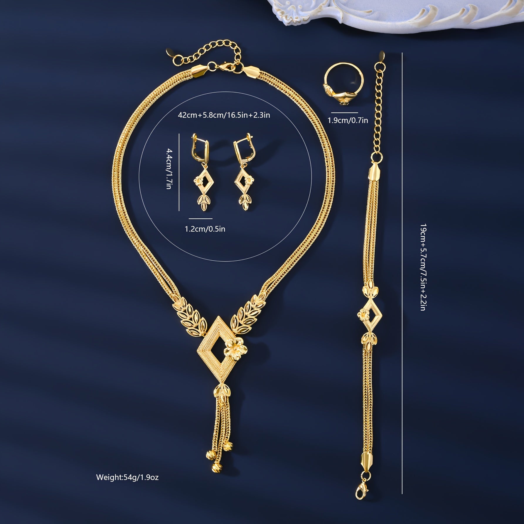 Ayollar uchun Vintage & Sexy uslubidagi 18K oltin qoplamali mis zargarlik to'plami, to'y kelin marjonini, bilaguzuk, uzuk va sirg'alarni o'z ichiga oladi. Ushbu barcha mavsumlarga mos to'plam kundalik kiyish va sovg'a berish uchun mukammaldir.