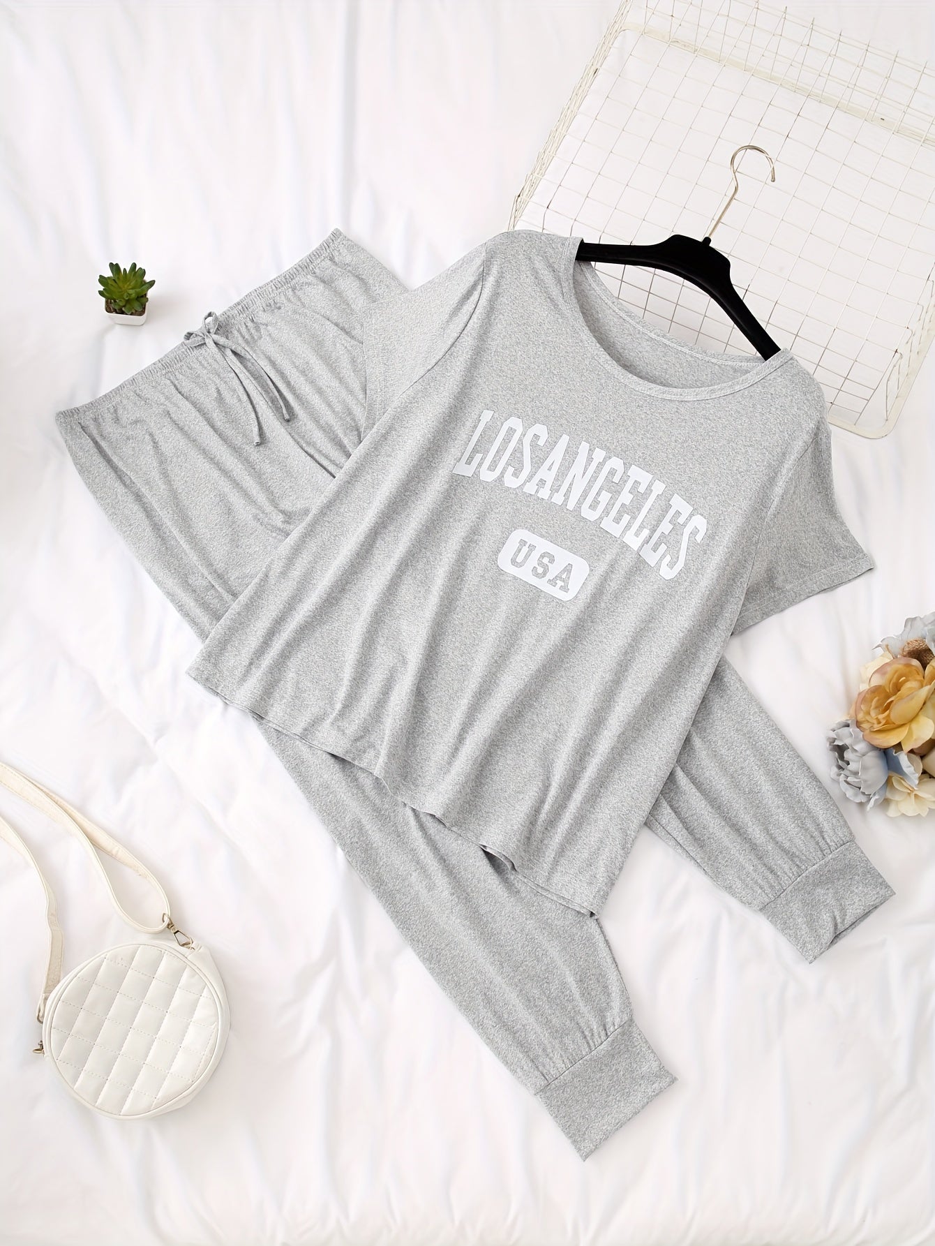 Conjunto de pijama casual de otoño para mujer con patrón de alfabeto y diseño en bloques de color, poliéster tricot con elastano, camiseta de manga corta y pantalones largos