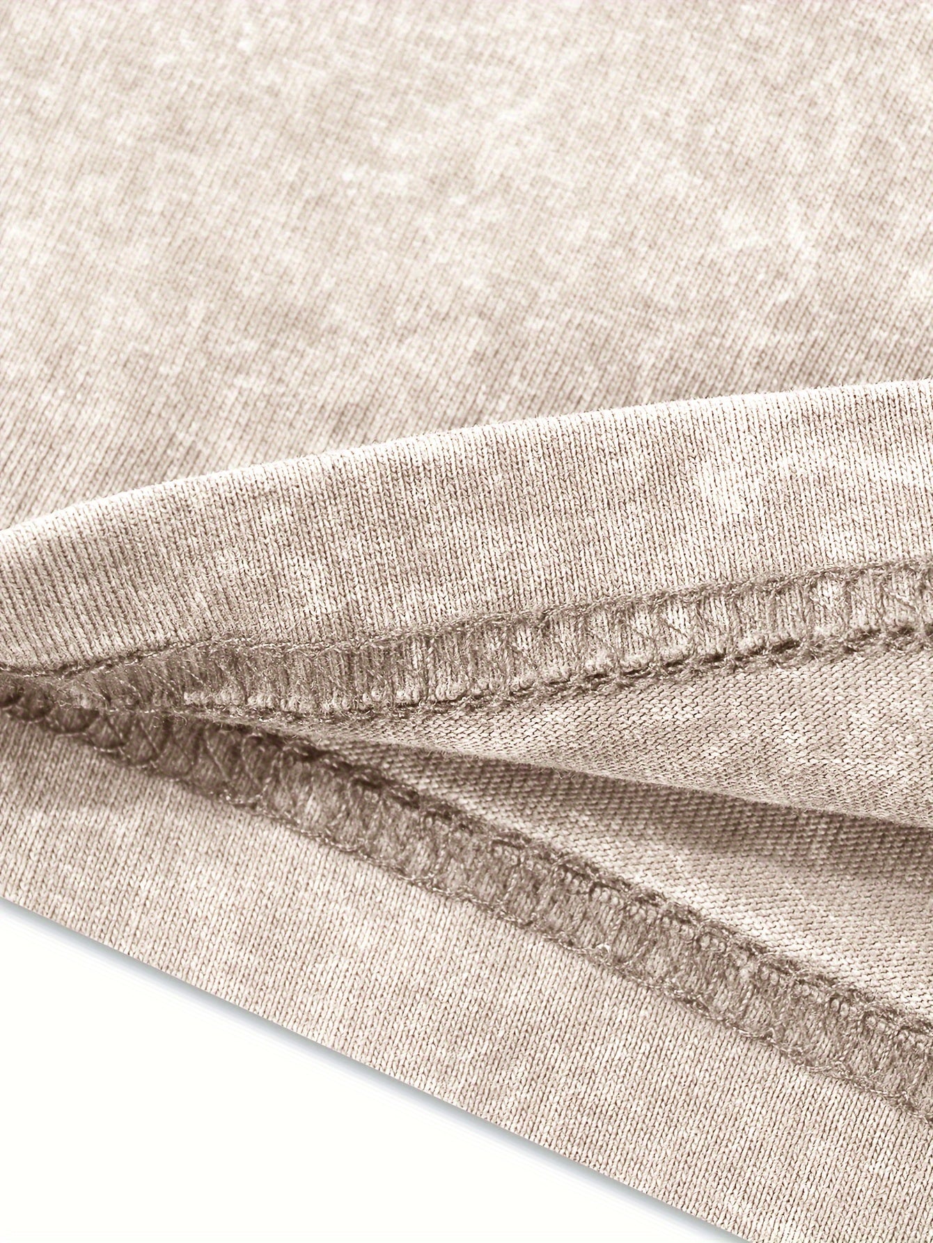 Yozgi ochiq havoda kiyish uchun vintage uslubidagi erkaklar paxta futbolkasi.