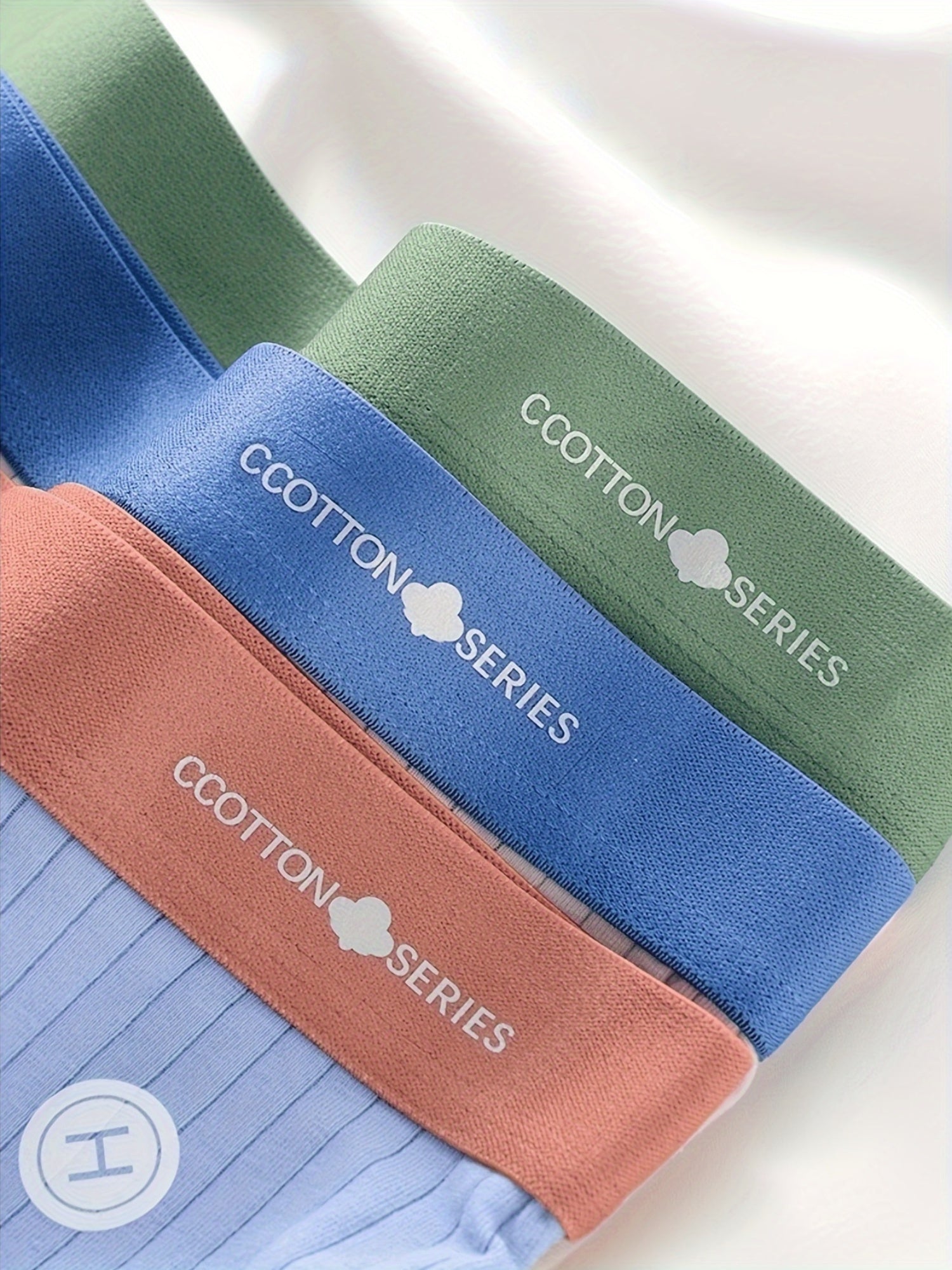 4-Pack Erkaklar Paxta Qisqa Shortlari, O'rta Cho'ziluvchan Trikotaj Matolari va Tasodifiy Chiziqli Dizayni bilan, 140gsm og'irlikda Yengil va Havo O'tkazuvchi.