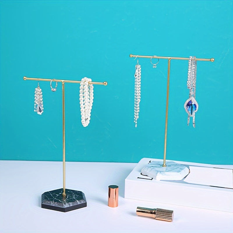 Oltin T-shaklidagi zargarlik buyumlarini tashkil etuvchi rack, uzuklar, marjonlar, taqinchoqlar va bilakuzuklar uchun