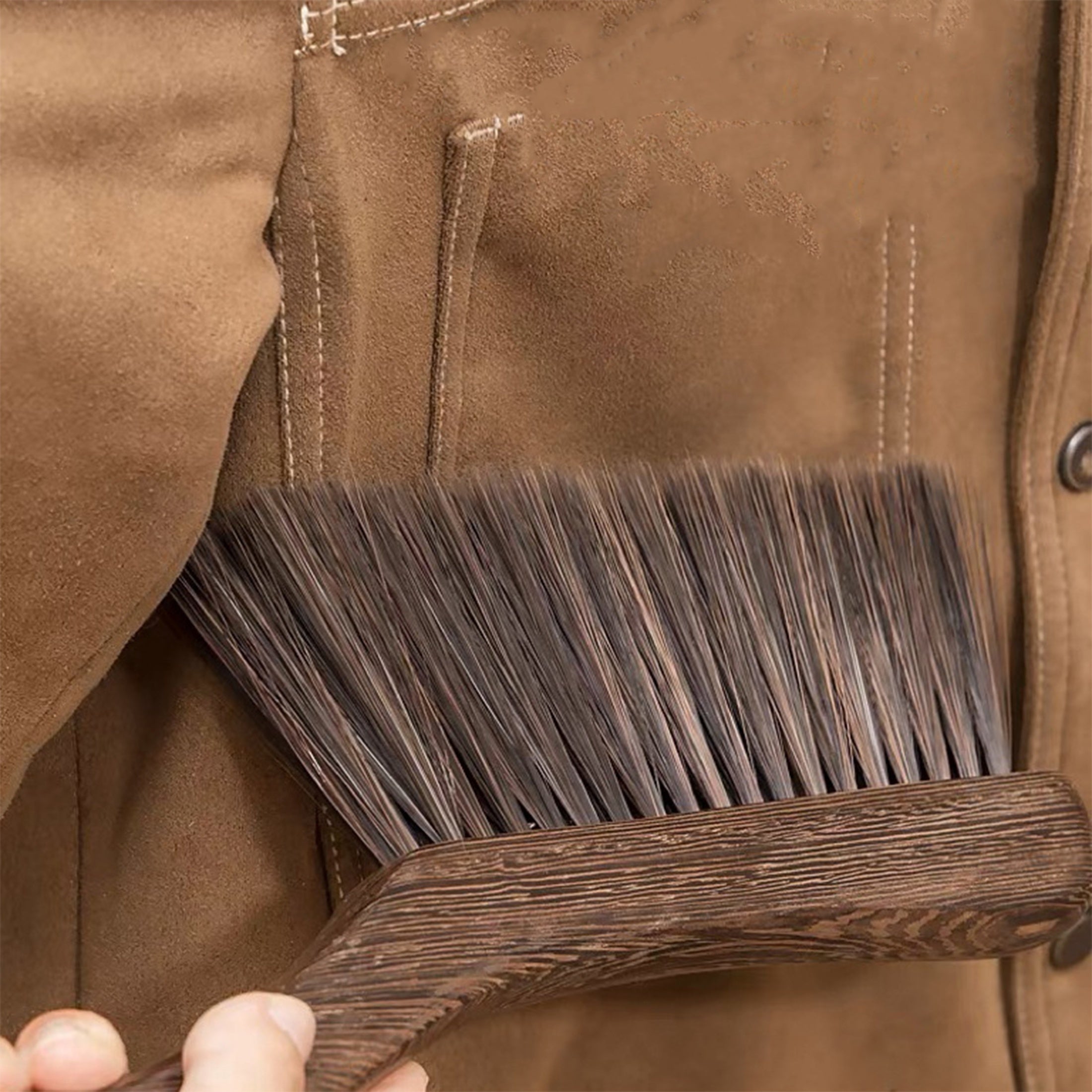 Bir parcha qo'l supurgisi - Avtomobillar, yotoqlar, tuproq, qo'lyozmalar, bog'lar, mebellar va kiyimlarni tozalash uchun yumshoq tukli supuruvchi cho'tka, yog'och tutqichi bilan.