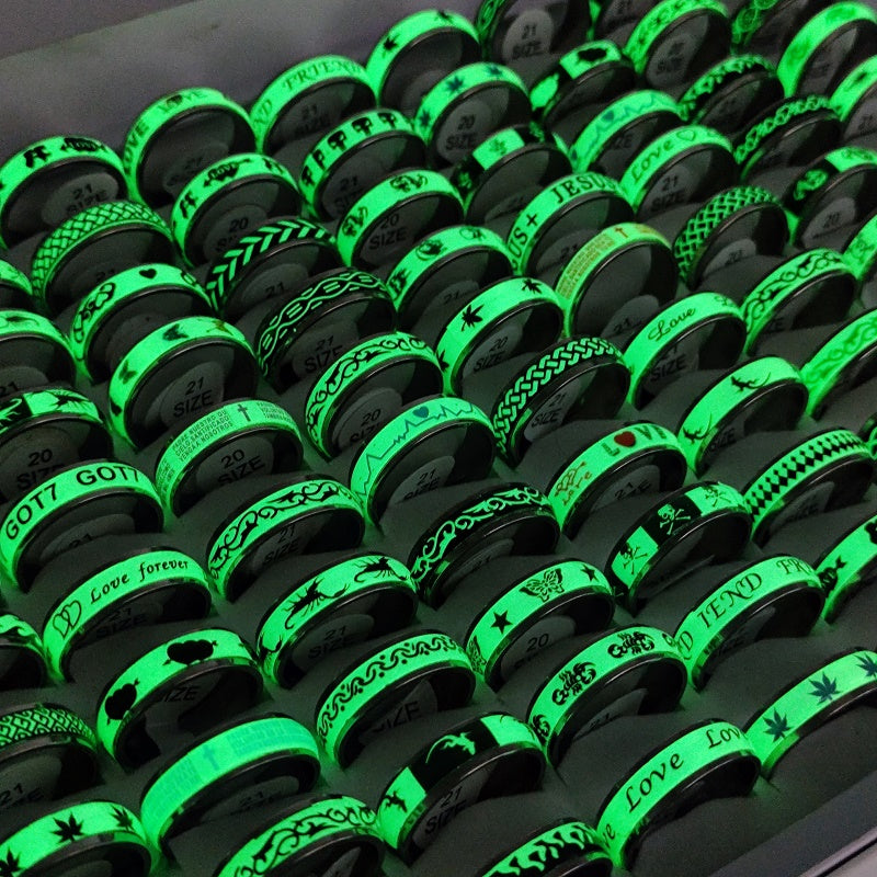 50 dona zanglamas po'latdan yasalgan yorqin halqalar to'plami, erkaklar va ayollar uchun mo'ljallangan, kundalik kiyimlari yoki maxsus ziyofat aksessuarlari bilan birlashtirish uchun.