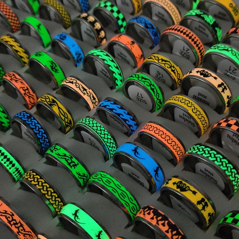 50 dona zanglamas po'latdan yasalgan yorqin halqalar to'plami, erkaklar va ayollar uchun mo'ljallangan, kundalik kiyimlari yoki maxsus ziyofat aksessuarlari bilan birlashtirish uchun.