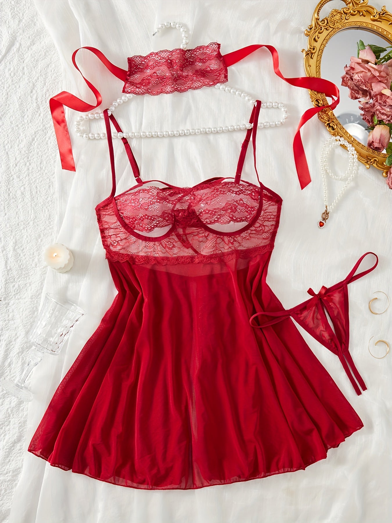 Ayollar uchun jozibali ichki kiyim to'plami, dantel slip ko'ylagi, thong va chokerdan iborat.