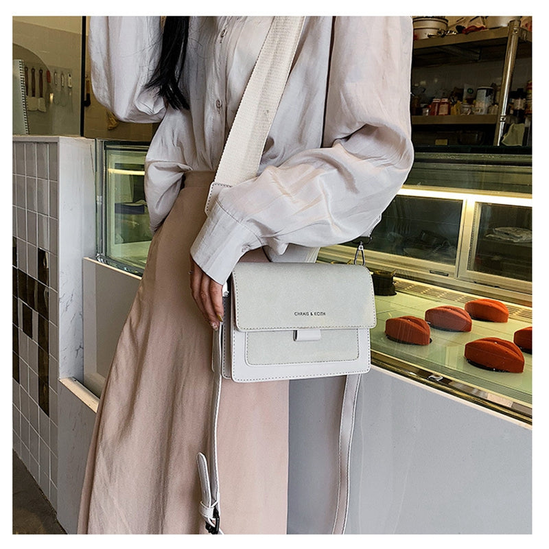 Бежевая дизайнерская женская сумка через плечо с регулируемым ремешком, квадратным клапаном и съемным украшением в виде кошелька из стильной синтетической кожи.