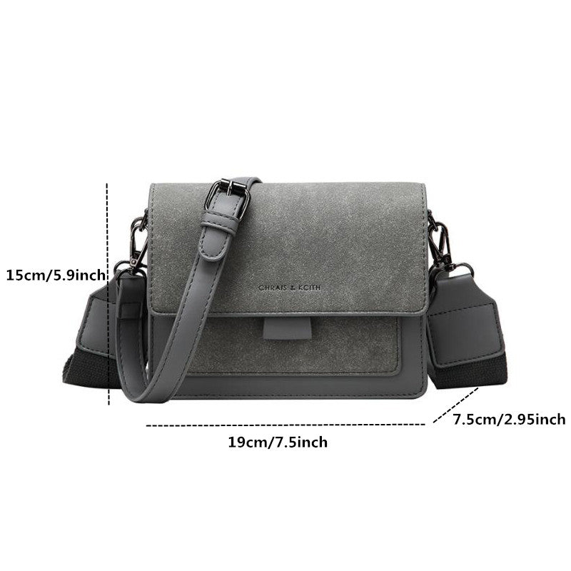 Бежевая дизайнерская женская сумка через плечо с регулируемым ремешком, квадратным клапаном и съемным украшением в виде кошелька из стильной синтетической кожи.