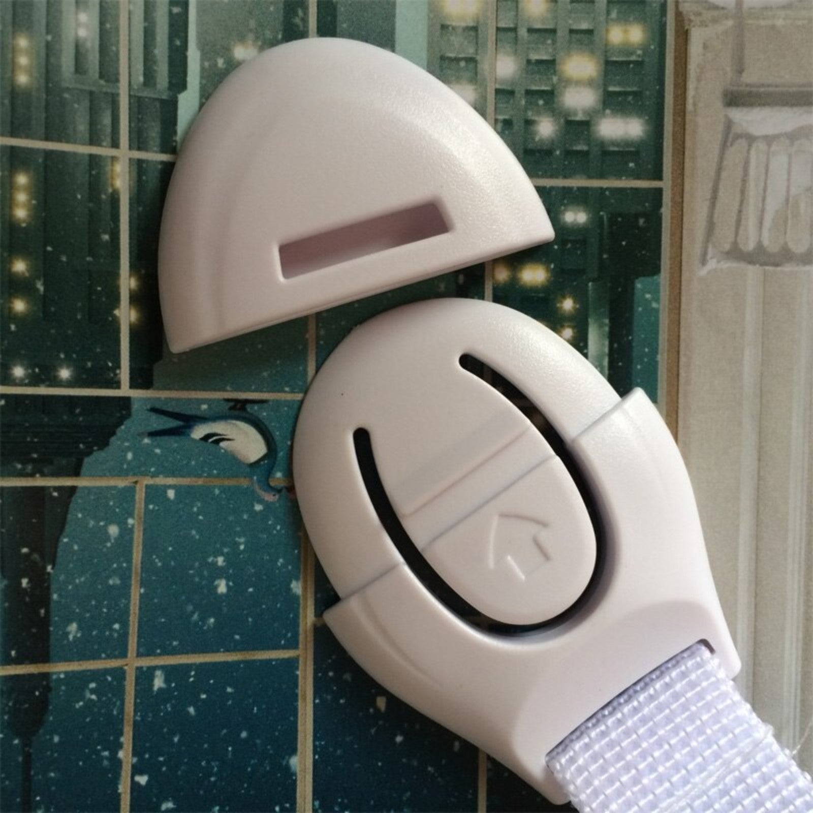 Набор из 10 белых защитных замков для защиты от детей шкафов и ящиков, изготовленных из пластика без фталатов для надежной защиты дверей и безопасности замков.