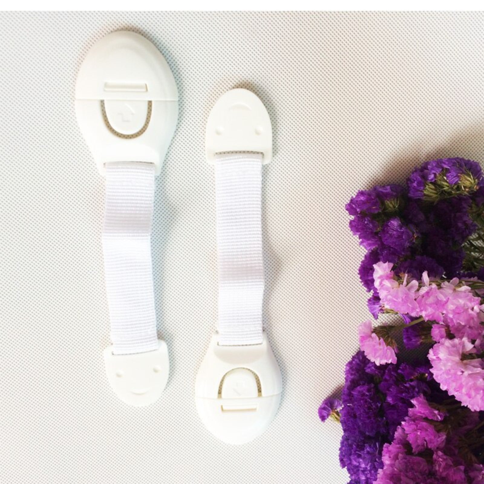 Набор из 10 белых защитных замков для защиты от детей шкафов и ящиков, изготовленных из пластика без фталатов для надежной защиты дверей и безопасности замков.