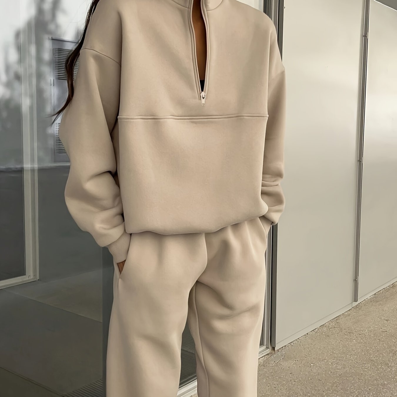 Ayollar uchun tasodifiy moda to'plami, 95% polyester va 5% spandeksdan tayyorlangan, turli ranglarda turg'un bo'yinli sviter va shimlarni o'z ichiga oladi. Kuz/qish mavsumlari uchun mos, to'qilgan mato bilan.