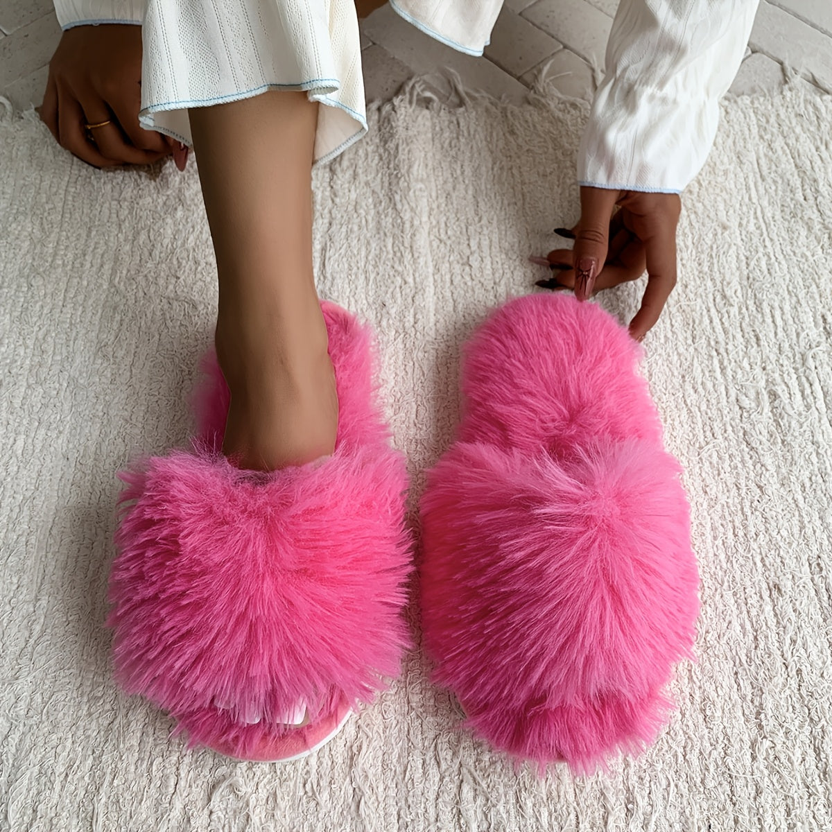 Ayollar uchun mo'ljallangan yumshoq, sirpanmaydigan, ichki va tashqi foydalanish uchun qulay, barcha mavsumlarga mos bo'lgan plüsh shlyapka