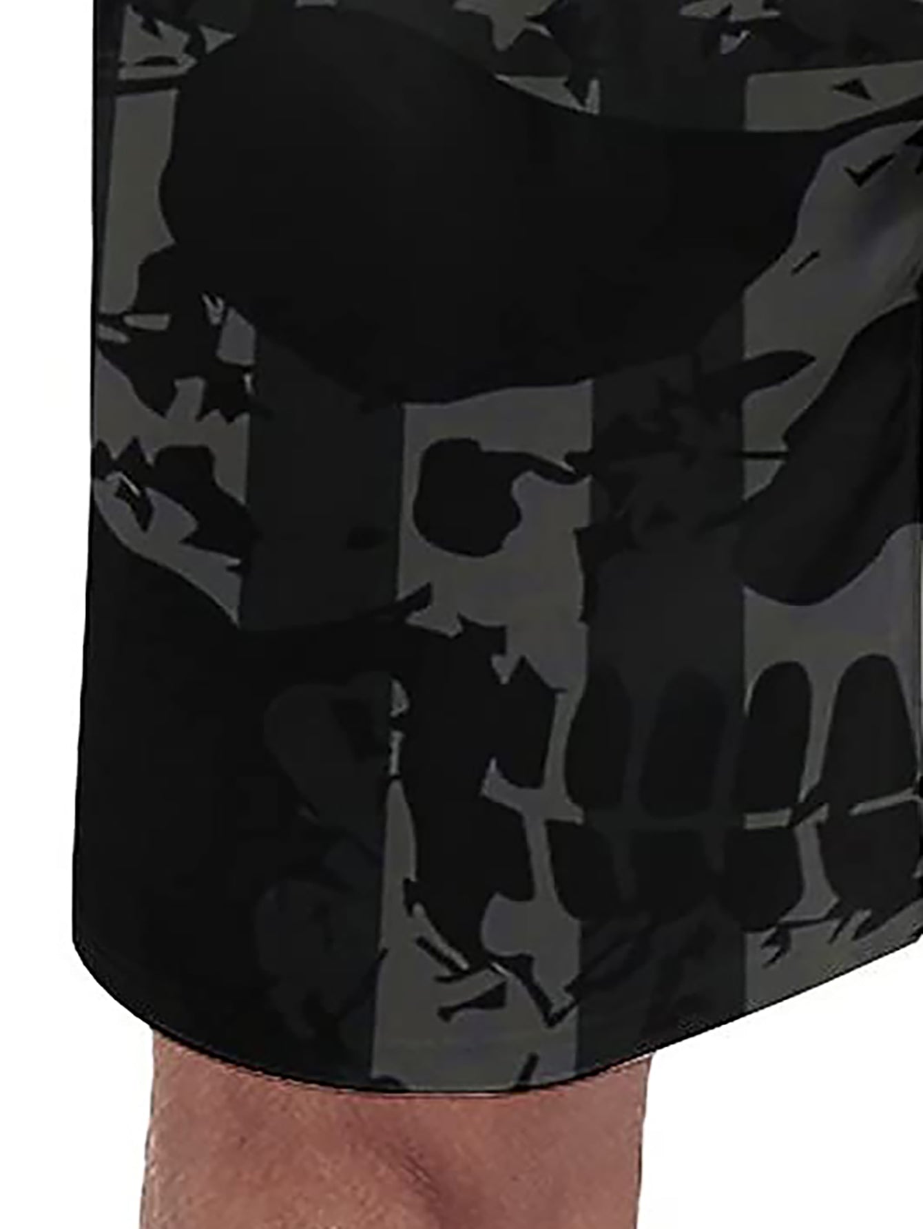 Amerika bayrog'i dizayni, tortish ipi, cho'ntaklar va katta o'lchamda tez quriydigan suzish shortiklari.