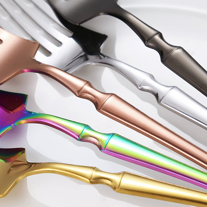 30-детальный золотой набор столовых приборов с тонким дизайном, изготовленный из нержавеющей стали и безопасный для мытья в посудомоечной машине.