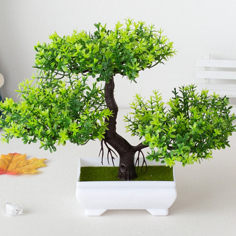 Uy bog'ini bezash uchun kichik idishda sun'iy bonsai daraxti