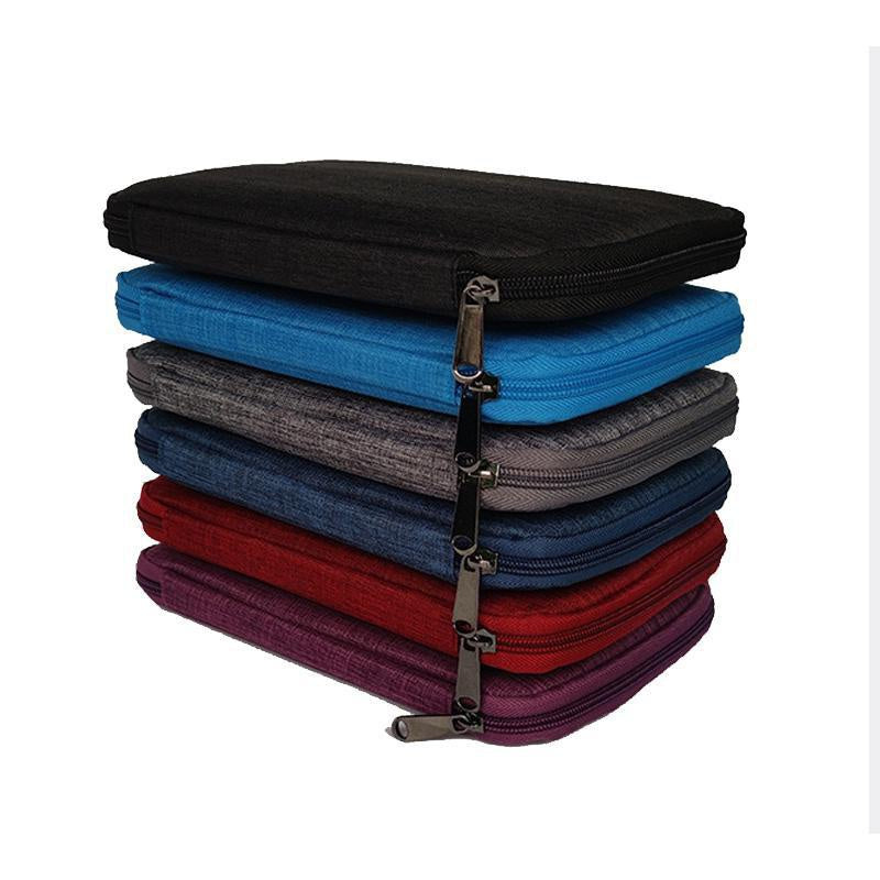 Ushbu ko'p funksiyali Polyester Soat Tashuvchisi bilan Apple Watch tasmalaringizni tartibga soling. Sayohat uchun mukammal, ushbu Portativ Saqlash Sumkasi sozlanadigan bo'linmalarga va mato bilan qoplangan to'rtburchakli cho'ntakka ega.