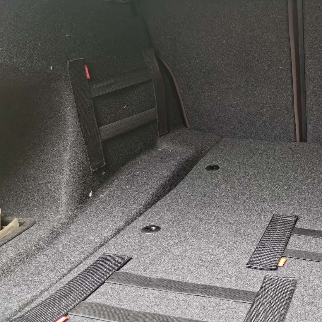 Organizador de interior de coche con correas elásticas fijas y red de almacenamiento para extintor