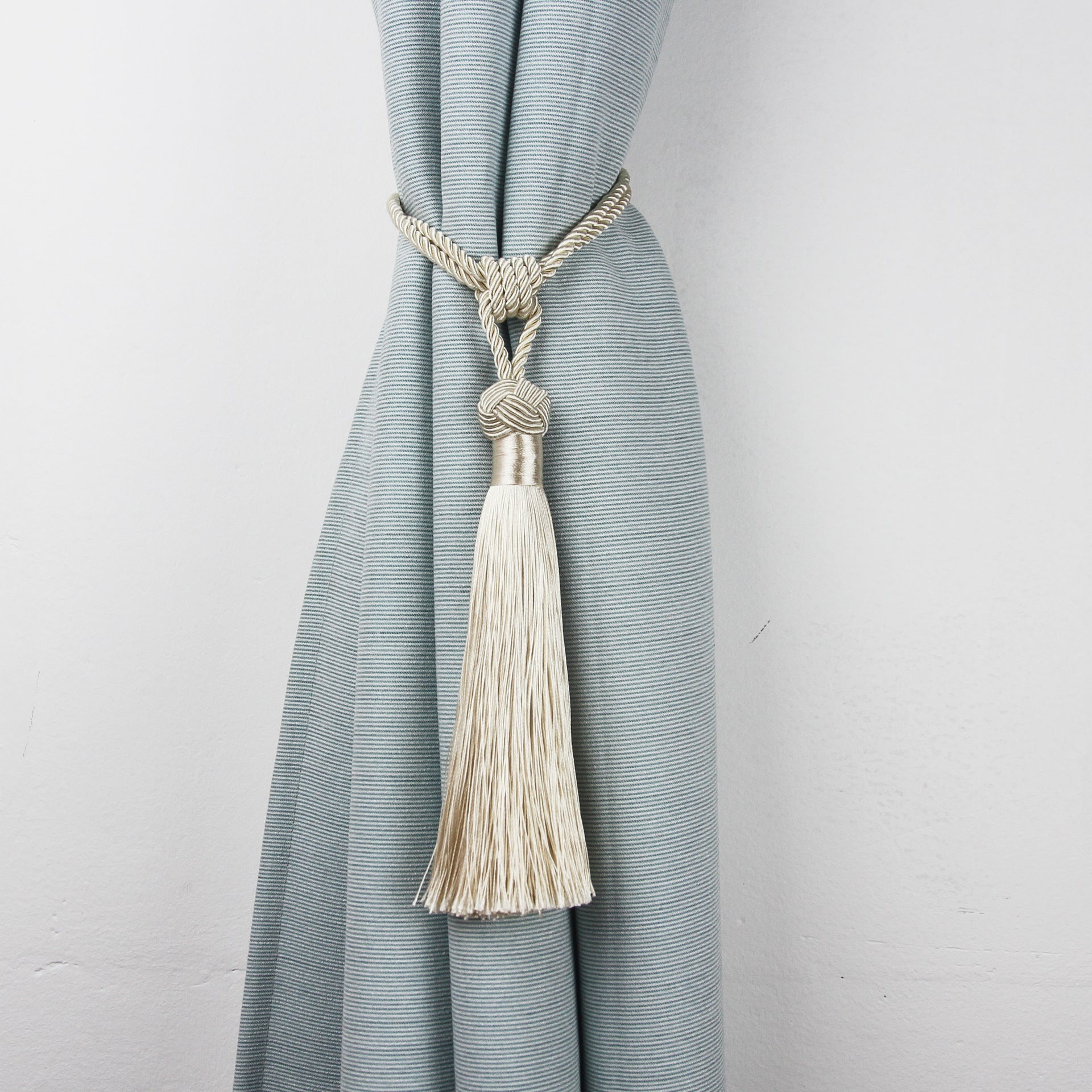 Minimalist zamonaviy parda bog'ich, teshik ochmasdan oson o'rnatilishi mumkin bo'lgan bitta qismdan iborat. Yotoqxona, yashash xonasi yoki har qanday uy bezak muhitida pardalarni bog'lash uchun zamonaviy va funksional aksessuar.