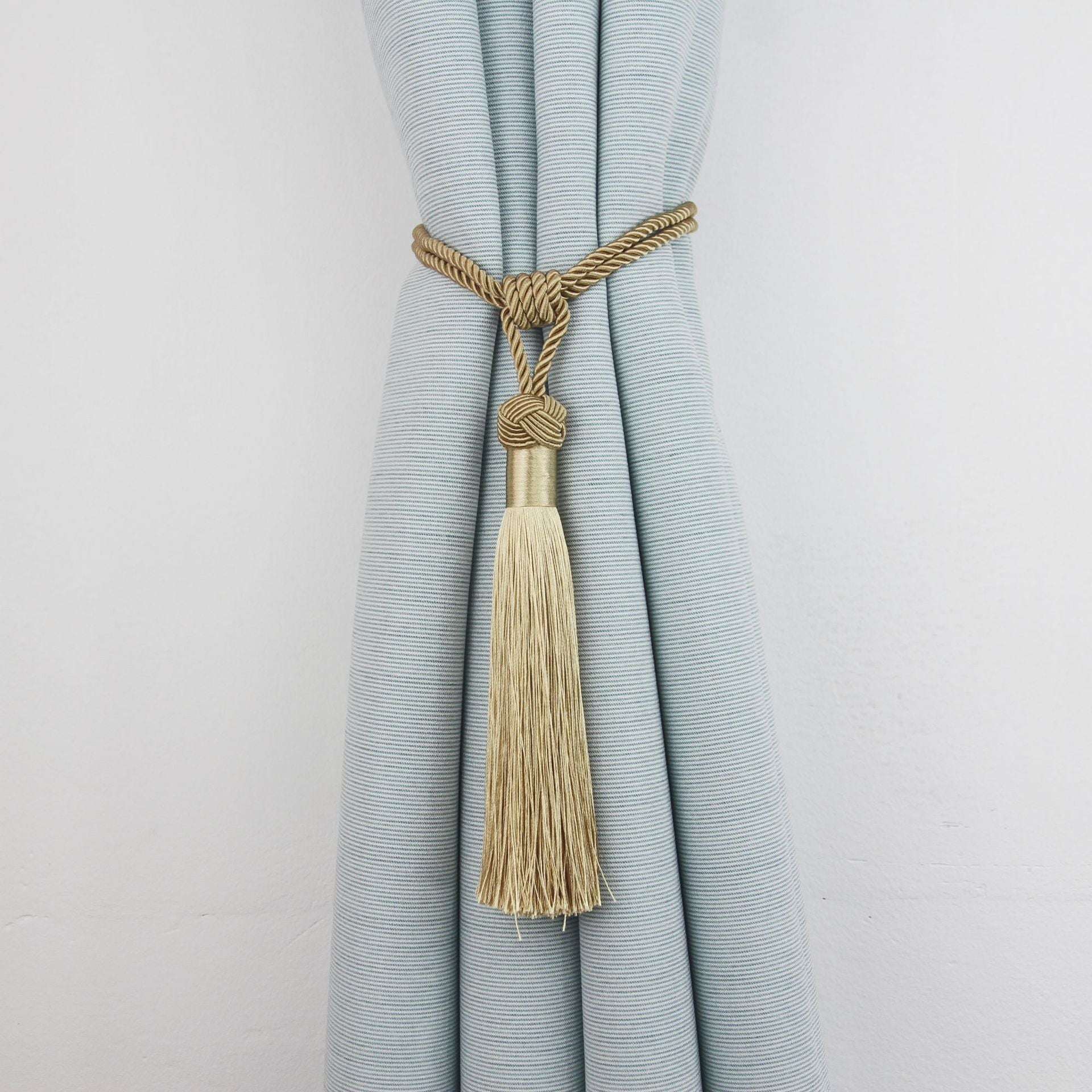 Minimalist zamonaviy parda bog'ich, teshik ochmasdan oson o'rnatilishi mumkin bo'lgan bitta qismdan iborat. Yotoqxona, yashash xonasi yoki har qanday uy bezak muhitida pardalarni bog'lash uchun zamonaviy va funksional aksessuar.