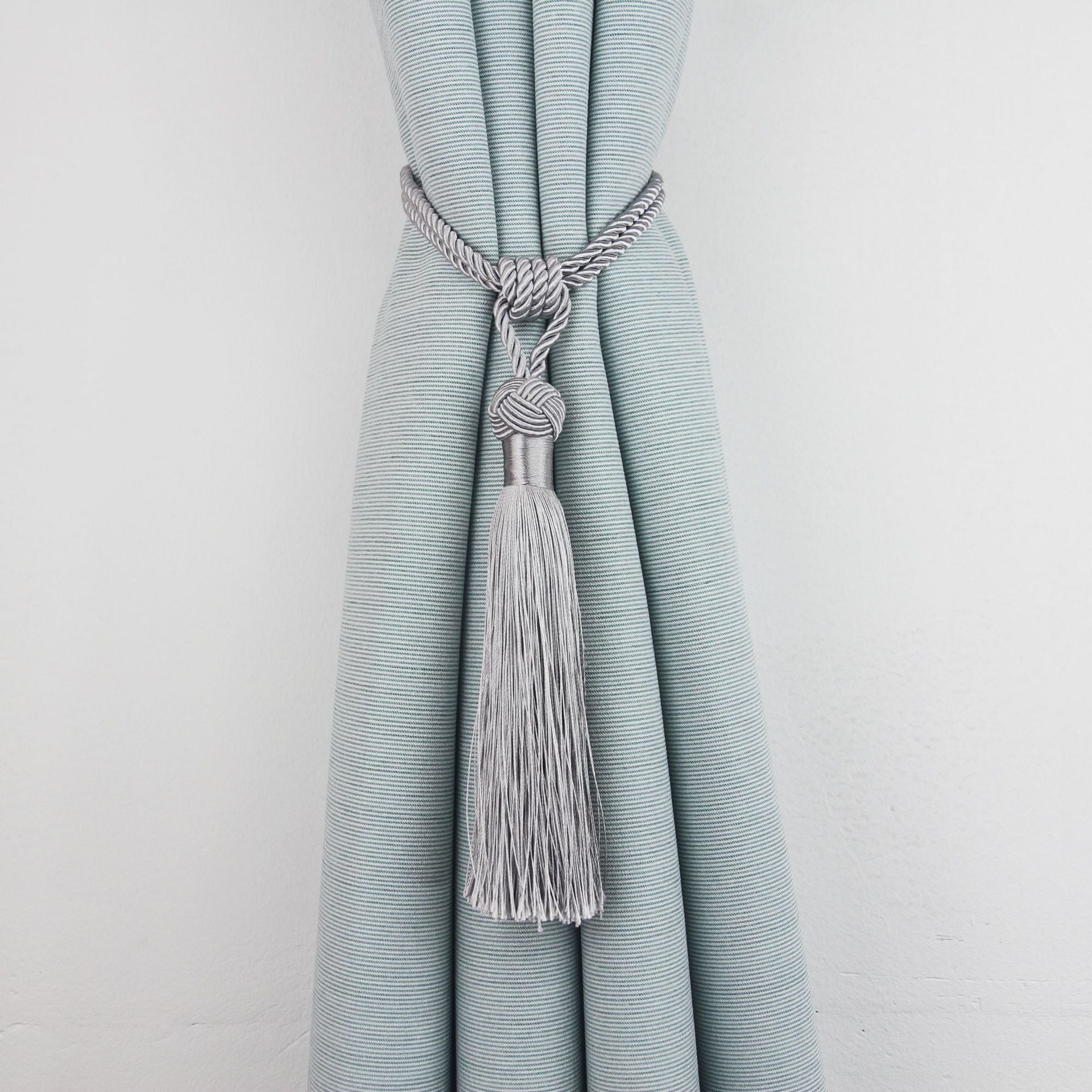 Minimalist zamonaviy parda bog'ich, teshik ochmasdan oson o'rnatilishi mumkin bo'lgan bitta qismdan iborat. Yotoqxona, yashash xonasi yoki har qanday uy bezak muhitida pardalarni bog'lash uchun zamonaviy va funksional aksessuar.