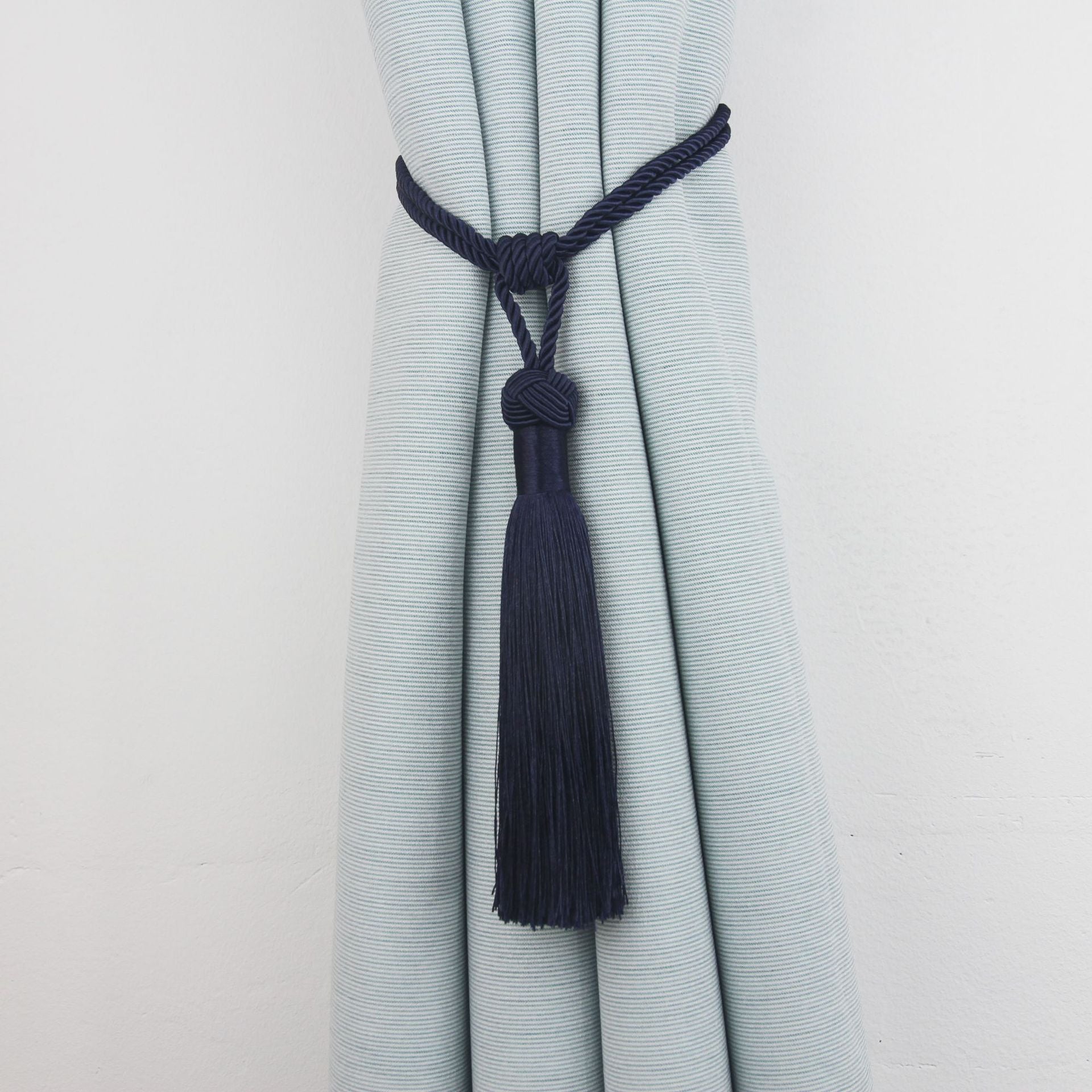 Minimalist zamonaviy parda bog'ich, teshik ochmasdan oson o'rnatilishi mumkin bo'lgan bitta qismdan iborat. Yotoqxona, yashash xonasi yoki har qanday uy bezak muhitida pardalarni bog'lash uchun zamonaviy va funksional aksessuar.